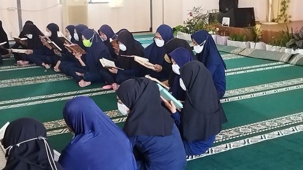 napi lapas perempuan malang Aktivitas mengaji para napi di Lapas perempuan Malang. (avirista midaada).