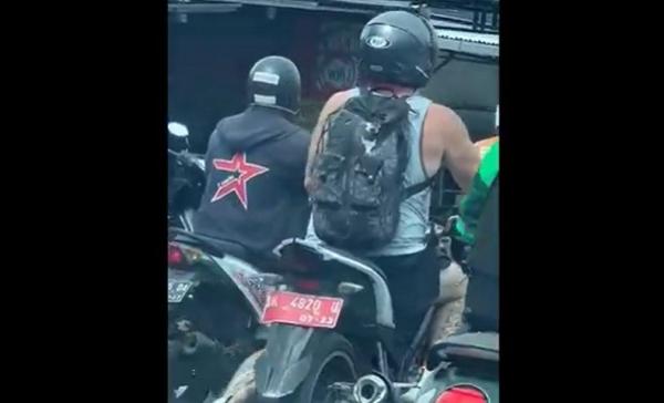 Tangkapan layar video WNA naik motor pelat merah. (Foto: Indira Arri)
