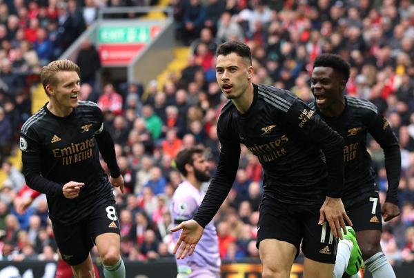 Odegaard Martinelli Bukayo Saka Arsenal Gelandang Arsenal, Gabriel Martinelli (11) merayakan gol ke gawang Liverpool bersama rekan setimnya Martin Odegaard dan Bukayo Saka dalam laga Liga Inggris 2022/2023 di Stadion Anfield, Minggu (9/4/2023) malam WIB. (Foto: REUTERS)
