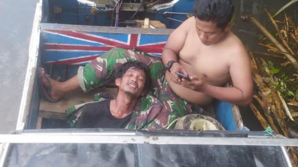 Pembajakan Kapal OKI Prajurit TNI gagalkan pembajakan kapal di wilayah Perairan Desa Sungai Badak, Kabupaten OKI, Sumsel, Jumat, (7/4/2023). (Dinas Penerangan TNI AD)