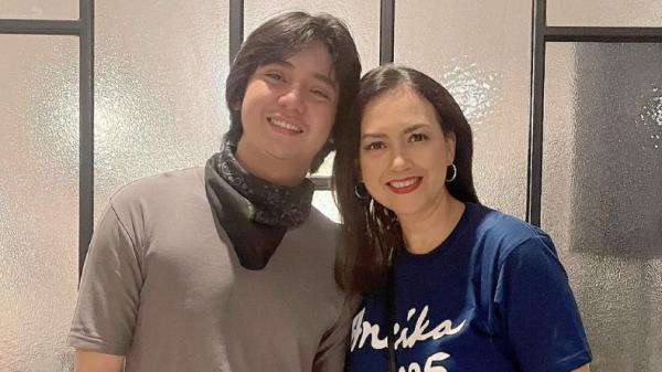 Arbani Yasiz Arbani Yasiz berpose bersama Ira Wibowo (Foto: IG Ira Wibowo)