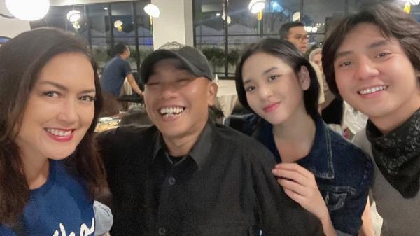 Arbani Yasiz berpose bersama penulis Arbani Yasiz berpose bersama penulis Pidi Baiq (Foto: IG Ira Wibowo)