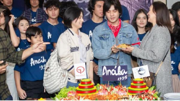 Arbani Yasiz potong tumpeng Arbani Yasiz potong tumpeng (Foto: IG Ira WIbowo)