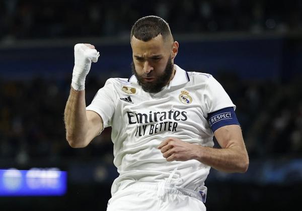 Karim Benzema Real Madrid vs Chelsea Striker Real Madrid, Karim Benzema merayakan gol ke gawang Chelsea pada laga perempat final Liga Champions 2022/2023 di Stadion Santiago Bernabeu, Kamis (13/4/2023). (Foto: REUTERS)