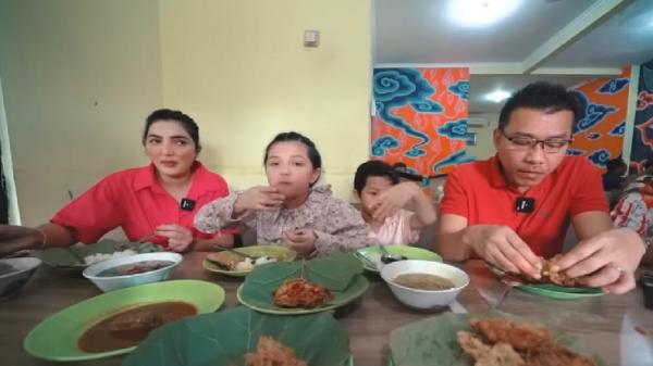 Anang dan Ashanty Anang dan Ashanty makan di warteg (Foto: YouTube The Hermansyah A6)