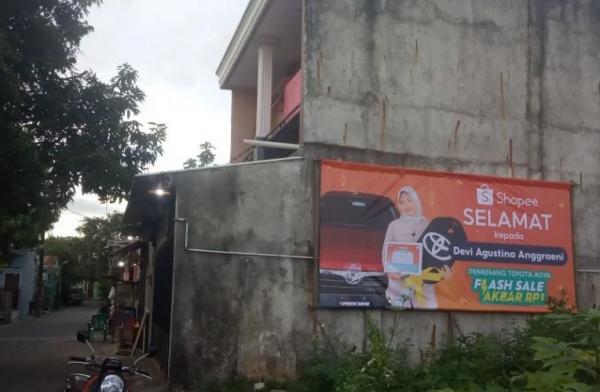 Baliho Devi Shopee Baliho tersebut dapat ditemukan di daerah Buaran Indah. (Foto: dok Istimewa)