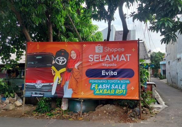 Baliho Evita Shopee Baliho Evita juga tampak berdiri di wilayah Kalideres, Jakarta Barat.