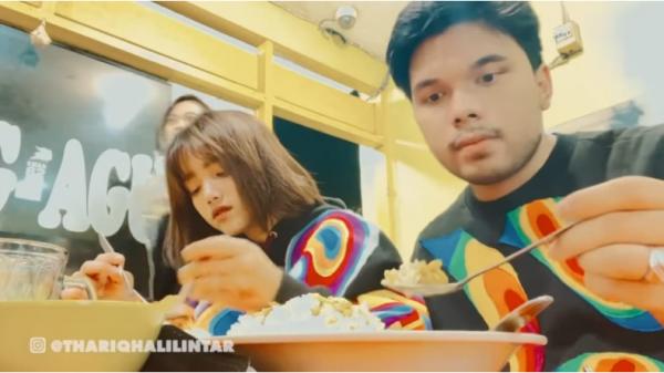 Fuji makan di warteg Fuji makan di warteg (Foto: YouTube Thariq Halilintar)
