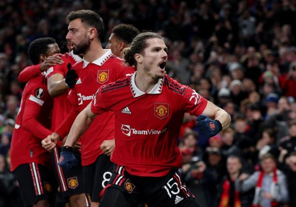 Gelandang Manchester United, Marcel Sabitzer (15) merayakan gol ke gawang Sevilla dalam laga leg pertama perempat final Liga Europa 2022/2023 di Stadion Old Trafford, Jumat (14/4/2023). (Foto: REUTERS)