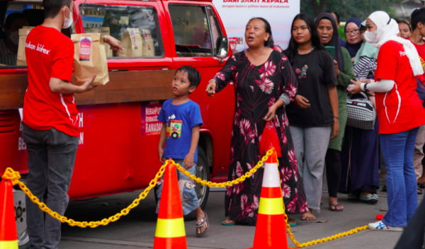 Ilustrasi warga mendapatkan makanan bergizi dari Food Truck keliling. (foto: istimewa)