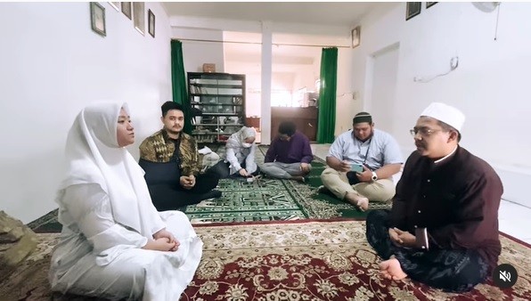 Adik Nathalie Holscher adik Nathalie Holscher memutuskan jadi mualaf mengikuti jejak sang kakak. (foto: instagram)