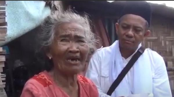 Kisah Pilu Nenek Silam, Hidup Sebatang Kara 2 Nenek Silam (kiri) dengan Ketua Komisi II DPRD Lobar Abu Bakar Abdullah (kanan) (Foto: iNews/Muzakir)