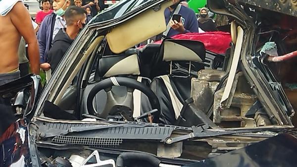 Mobil Tertabrak KA Kecelakaan terjadi di pelintasan kereta api tanpa palang pintu, tepatnya di depan Universitas Muhammadiyah Lamongan, Selasa (18/4/2023). (Foto: Avirista Midaa).