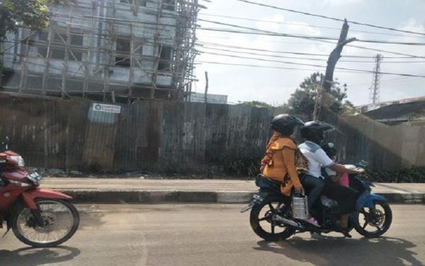 Tradisi lebaran di Palembang munjung Satu keluarga membawa rantang menuju rumah orang tuanya pada Idul Fitri 2022 lalu. (Foto: Berli)