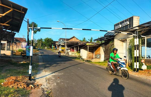 memasang portal Portal larangan kendaraan besar melintas terpasang di ruas jalan Patuk-Dlingo. (Foto: MPI/erfan Erlin)