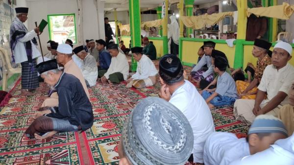 Jemaah Tarekat Naqsabandiyah di Sumbar merayakan Idul Fitri hari ini, Kamis (20/4/2023). Mereka menggelar Sholat Id (Rus Akbar/MNC Portal)