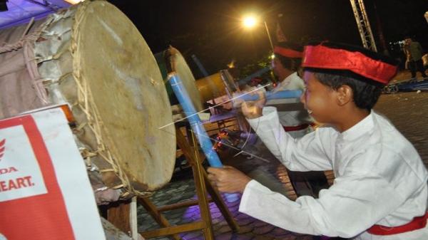 NGADULAG Ngadulag, tradisi menabuh bedug sambil keliling kampung. (FOTO: ANTARA)
