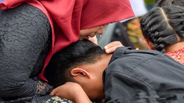 SUNGKEMAN Anak sungkem, meminta maaf dan ampunan dari orang tua saat lebaran. (FOTO: ANTARA)