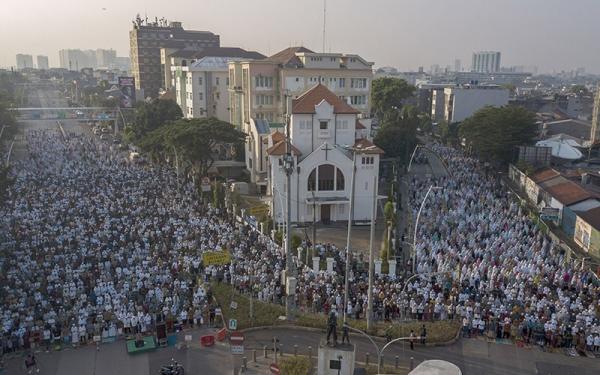Ant Sholat Id Membeludak 2 Ribuan umat Islam menunaikan sholat Idul Fitri 1444 Hijriah. (Foto: Antara)