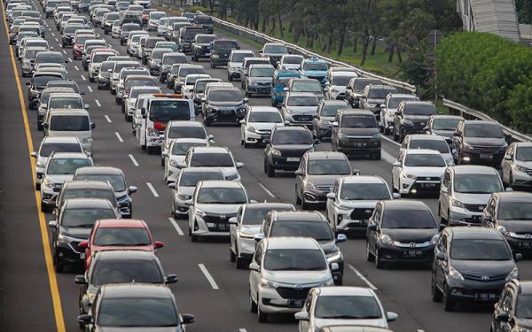 Macet, Tol Jagorawi One Way Arah Puncak Pagi Ini