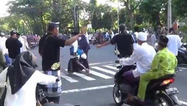 Pecalang di Lapangan Lumintang Denpasar, Sabtu (22/4/2023), (Foto: Indira Arri)