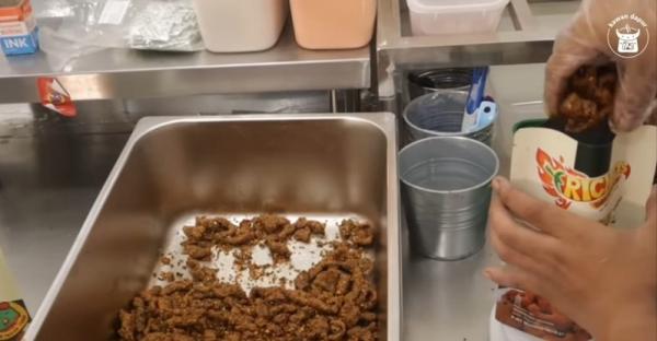 penjual kulit ayam crispy Pria bernama Adi sukses berjualan kulit ayam crispy hingga 1.000 bungkus per hari setelah pernah merugi Rp200 juta. (Foto: YouTube kawan dapur)
