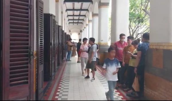 wisatawan lawang sewu Pengunjung saat menikmati suasana liburan Lebaran di Lawang Sewu Semarang, Minggu (23/4). (Ikhsan Permana SP)