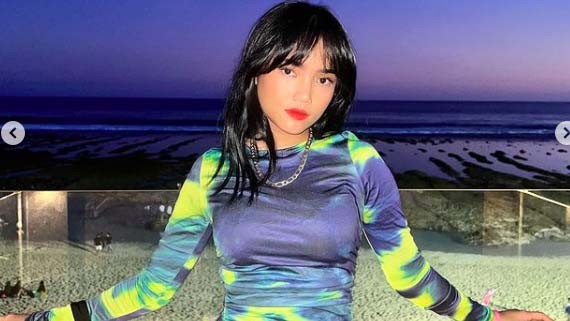 Fuji Utami Artis bagi-bagi uang Lebaran. (Foto: Instagram)