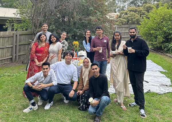 Halalbihalal Rivi dan teman-teman di Australia Halalbihalal Rivi dan teman-teman di Australia (Dok. Rivi Satrianegara)