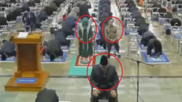 Sosok Farida viral karena salat dengan saf sejajar bersama laki-laki (FOTO: tangkapan layar)