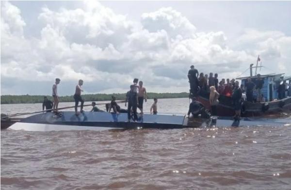 Kapal Evekyn Calisca terbalik Kapal Evelyn Calisca 01 dari Indragiri Hilir, Riau tujuan Tanjungpinang terbalik dan menewaskan 12 orang. (Foto: Antara/Ist)