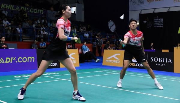PBSI Dejan Gloria Ganda campuran Indonesia, Dejan Ferdinansyah/Gloria Emanuelle Widjaja dikalahkan duo Thailand Dechapol Puavaranukroh/Sapsiree Taerattanachai 17-21 dan 19-21. (Foto: PBSI)