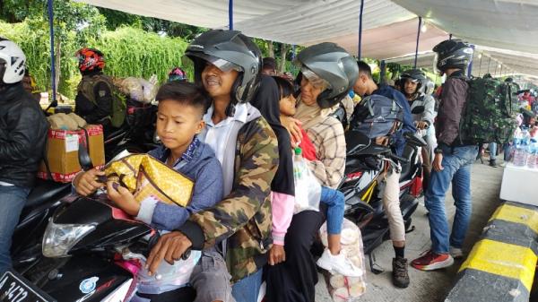 Pemudik bonceng 5-1 Arjun (46) terpaksa mudik naik sepeda motor dengan bonceng lima orang. Dia membonceng istri dan tiga anaknya.(Selvanius Kopong Basar/MNC Portal)