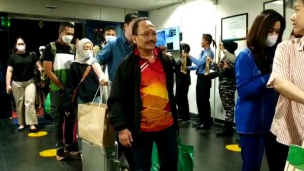 Penumpang arus balik penerbangan terakhir semringah disambut musik angklung TNI-Polri di Bandara Husein Sastranegara. (FOTO: Humas Polda Jabar)