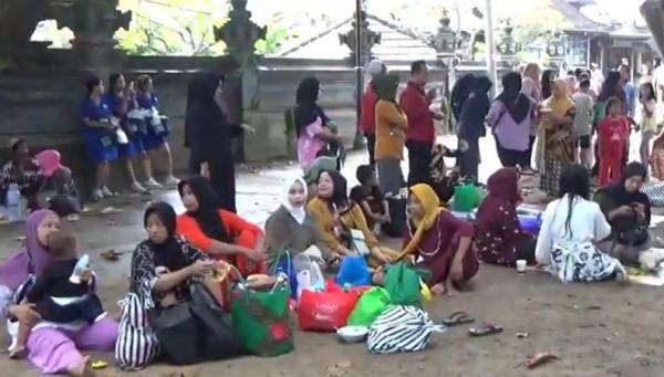 Tradisi Lebaran Ketupat Tradisi Lebaran Ketupat di Pantai Sanur, Bali. (Foto: Indira Arri)