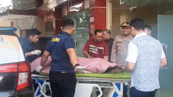 Jenazah pelaku penembakan di kantor pusat Majelis Ulama Indonesia (MUI), Jakarta Pusat saat tiba di RS Polri Kramat Jati, Selasa (2/5/2023). (Foto: Farhan).