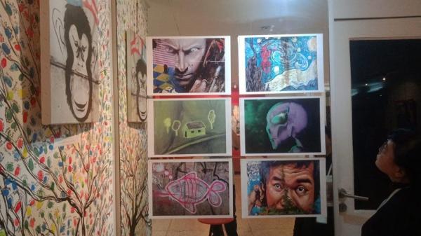 Pameran Foto Hasiholan Siahaan2 Pengunjung menikmati karya foto mural fotografer Hasiholan Siahaan di Pameran Foto bertajuk "Le Mystère de Mural" di Pusat Kebudayaan Perancis IFI Wijaya Jakarta, Rabu (3/5/2023). (Foto: Istimewa/Hasiholan Siahaan)