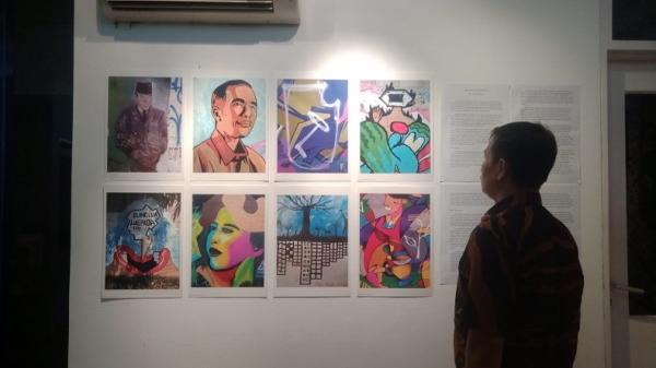 Pameran Foto Hasiholan Siahaan3 Pengunjung menikmati karya foto mural fotografer Hasiholan Siahaan di Pameran Foto bertajuk "Le Mystère de Mural" di Pusat Kebudayaan Perancis IFI Wijaya Jakarta, Rabu (3/5/2023). (Foto: Istimewa/Hasiholan Siahaan)