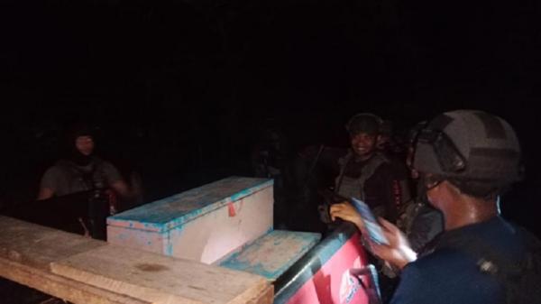 Tim gabungan gerebek KKB Tim gabungan personel Polres Yahukimo dan Satgas Damai Cartenz 2023 menggerebek salah satu rumah di Jalan Paradiso Belakang Kompleks Anggruk, Distrik Dekai, Papua Pegunungan (Foto: Polda Papua).