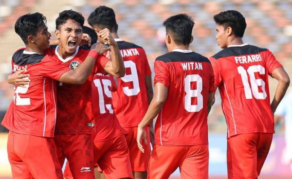 Timnas Indonesia U-22 Marselino Ferdinan Playmaker Timnas Indonesia U-22, Marselino Ferdinan (kedua dari kiri) merayakan gol ke gawang Myanmar pada laga Grup A SEA Games 2023 di Stadion Olympic, Phnom Penh, Kamboja pada Kamis (4/5/2023). (Foto: Instagram/@pssi)