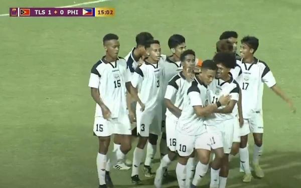 Timor Leste U-22 Mouzinho SEA Games 2023 Pemain Timor Leste U-22 merayakan gol ke gawang Filipina yang dicetak Mouzinho (10) pada laga Grup A SEA Games 2023 di Stadion Olympic, Phnom Penh, Kamboja, Kamis (4/5/2023). (Foto: RCTI+/iNews)
