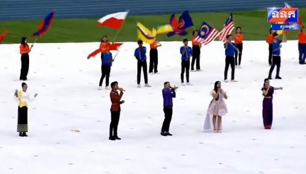 Bendera Indonesia terbalik saat pre show opening SEA Games 2023. (Foto: Youtube/PRESS OCM)