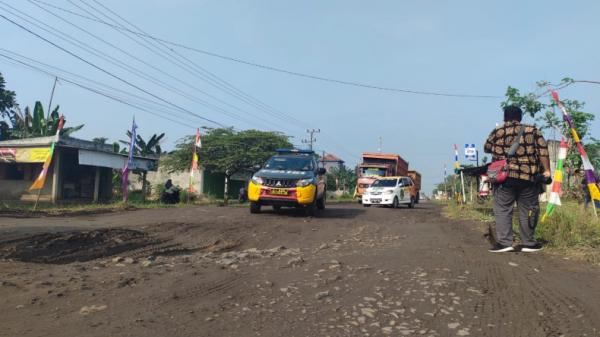 Jalanan rusak Lampung Tengah Kecamatan Rumbia, Kabupaten Lampung Tengah menjadi salah satu wilayah di Provinsi Lampung, yang jalanannya rusak. (Ira Widyanti/MNC Portal)