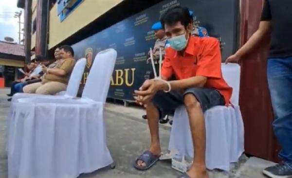 Kurir Sabu Pontianak MR (45), kurir sabu ditangkap di Bandara Supadio. (Foto: Uun Yuniar)