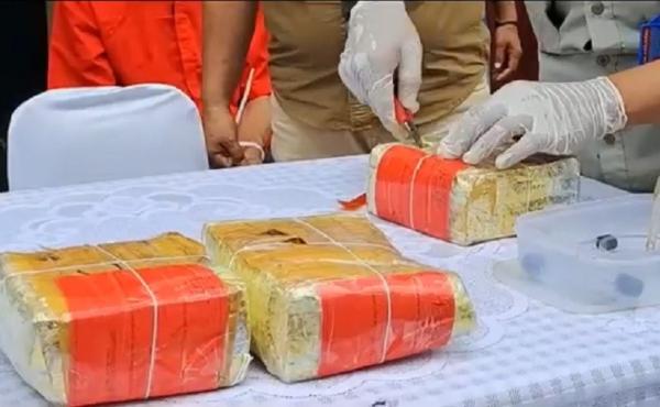 Sabu Bandara Supadio Barang bukti sabu seberat 6.3 kg sabu asal Malaysia. (Foto: Uun Yuniar)