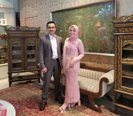 Potret mesra Sahrul Gunawan dan sang istri. (Foto: Instagram)