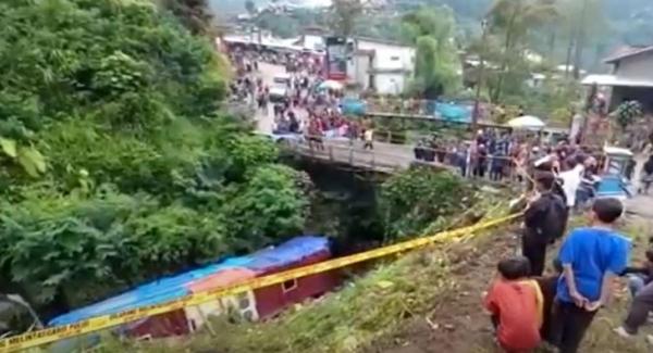 Bangkai bus yang masuk jurang di Guci, Kabupaten Tegal jadi tontonan warga, Minggu (7/5/2023). (Foto: iNews/Yunibar)