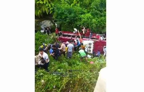 Tangkapan layar video amati kecelakaan bus wisata di kawasan objek wisata Guci Tegal.  (Ist)