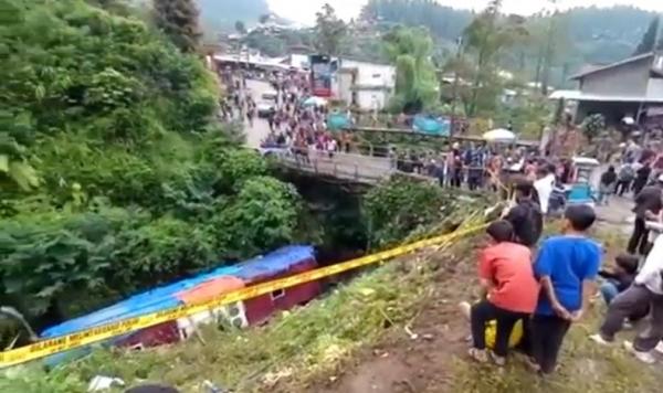 Bus Masuk Jurang Tegal 2 Tangkapan layar video amati kecelakaan bus wisata di kawasan objek wisata Guci Tegal. (Ist)