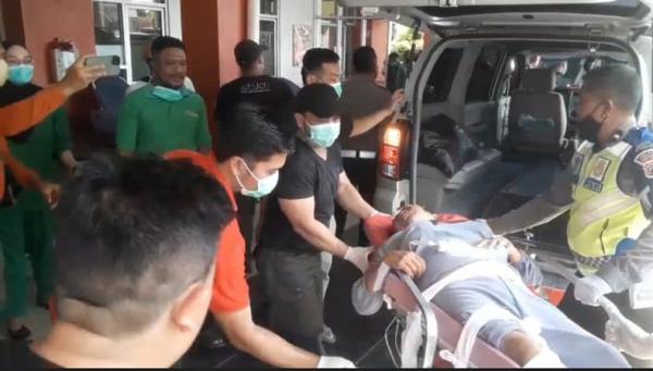 evakuasi korban kecelakaan guci Petugas saat mengevakuasi korban luka kecelakaan bus pariwisata masuk jurang di kompleks wisata Guci Tegal, menuju RSUD dr Soesilo Slawi. (Yunibar)